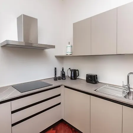 5 Minutes From Via Roma - With Smart Tv *
