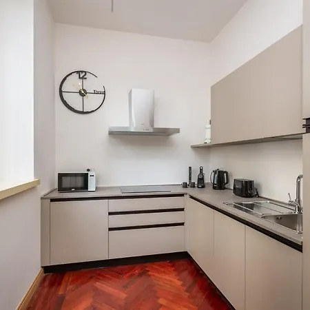 5 Minutes From Via Roma - With Smart Tv Apartment *