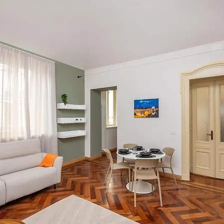 Apartment 5 Minutes From Via Roma - With Smart Tv