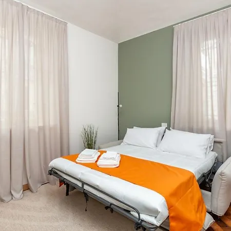 5 Minutes From Via Roma - With Smart Tv Apartment